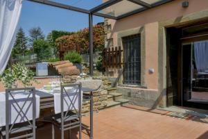 d'une terrasse avec une table et des chaises. dans l'établissement La Chiesina, à Bergame