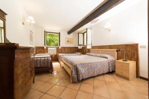 1 Schlafzimmer mit 2 Betten und einer Kommode in der Unterkunft Agriturismo Carovane in Compiano