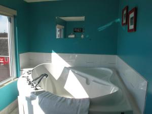 Un baño de Brigantine Inn