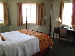 Ein Bett oder Betten in einem Zimmer der Unterkunft Brigantine Inn