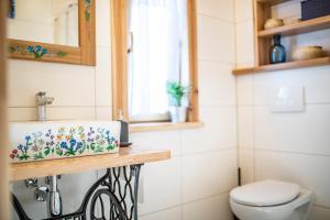 un bagno con lavandino e WC di Domek Folkowa Chata a Poronin Altre 46 foto