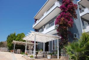 un edificio con dei fiori sul lato di Villa Doka a Sarandë