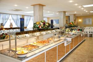 een buffet lijn met veel verschillende soorten eten bij Linda in Can Pastilla
