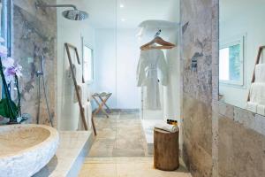 Koupelna v ubytování Arbatax Park Resort - Suites Del Mare + 75 fotografií