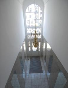 a hallway with a chandelier in a building at Aparthotel York in Hamburg