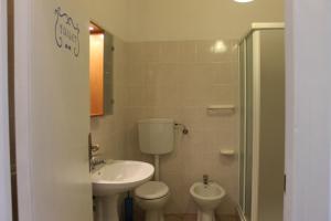 a small bathroom with a toilet and a sink at casa azzurra piano terra in Fetovaia