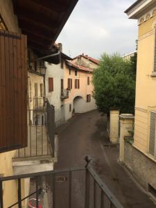 an empty street in an alley between two buildings at B&B sotto le mura in Pavone Canavese