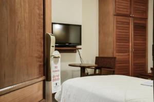 a hotel room with a bed and a television at Gran Hotel Toloma in Cochabamba