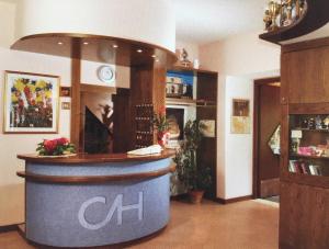 Cristall Hotel في روكا دي كامبيو: صالون حلاقة مع كونتر في الغرفة
