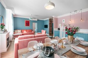 ein Wohnzimmer und ein Esszimmer mit rosa und blauen Wänden in der Unterkunft District17 - LoftAffair Collection in Krakau