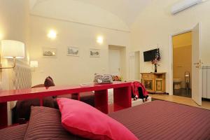 sala de estar con sofá y mesa roja en Locanda al Viminale, en Roma