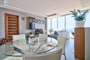 TV tai viihdekeskus majoituspaikassa Magnificent Seafront 2-bedroom Sliema penthouse