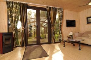 ein Wohnzimmer mit einer großen Glasschiebetür in der Unterkunft Atpūtas komplekss Lilaste in Lilaste