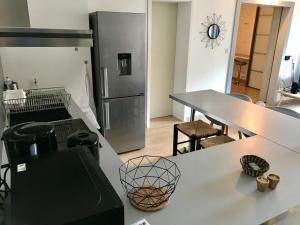 ナンシーにあるPetit loft Drouotのキッチン(テーブル、冷蔵庫付)