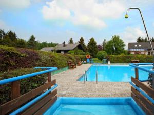 einen Pool in einem Resort mit Spielplatz in der Unterkunft Feriendorf Freilingen 151 A in Blankenheim
