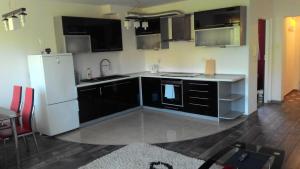 Kuchyňa alebo kuchynka v ubytovaní Apartament w Giżycku przy plaży