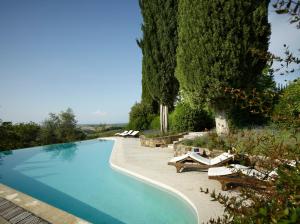 The swimming pool at or close to Borgo Lucignanello Bandini