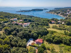 an aerial view of a house and a river at House Bumbiste 1703 in Banjole