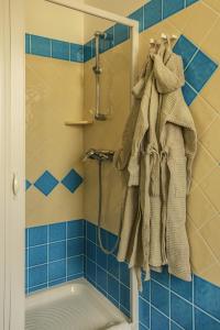 La salle de bains est pourvue d'une douche et de serviettes. dans l'établissement Panoramici Monolocali, à Leuca