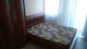 イルクーツクにあるApartment in ZHK Zavidniyの小さなベッド(布団付)が備わる客室です。