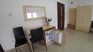 Televízia a/alebo spoločenská miestnosť v ubytovaní Apartamenty Kozienice