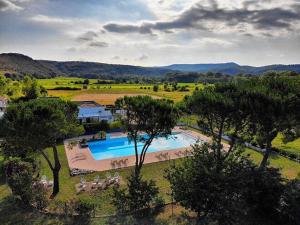 ルオムにあるRésidence de tourisme Domaine de Janusの畑のスイミングプールの空中景色