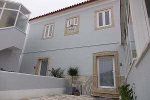 una casa blanca con una puerta delante en Casa Bom Dia, en Sintra