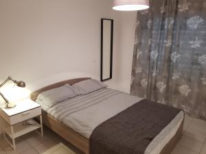 ポルティマンにあるEncosta da Marina Holidaysのベッドルーム1室(ベッド1台、ランプ付きテーブル付)
