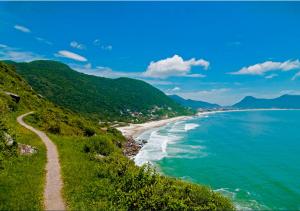 フロリアノポリスにあるResidencial Caminho das Pedras - Praia da Solidãoの海とビーチの景色を望めます。