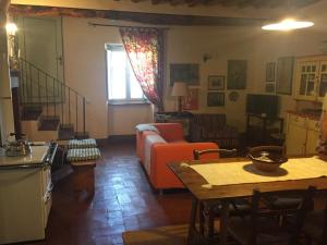 - un salon avec un canapé et une table dans l'établissement La casa rosa, à Vitiano