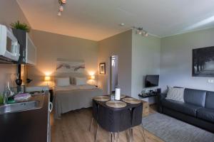 uma pequena sala de estar com uma cama e uma cozinha em A. Bernhard Guest House em Keflavík