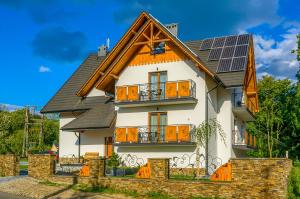 シュツァブニツァにあるWilla Na Skarpieの屋根に太陽光パネルを敷いた家