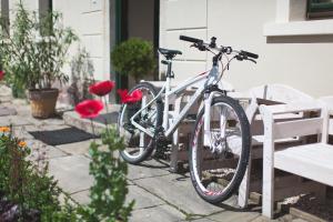 ein Fahrrad wird neben einer Bank geparkt in der Unterkunft Gościniec Pod Gruszą in Schönau an der Katzbach