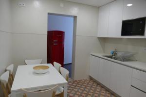 A kitchen or kitchenette at Guest House Eça - Centro Histórico Leiria