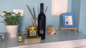 uma garrafa de vinho em cima de uma mesa em Latino Rent Room B&B vista mare em Porto Cesareo