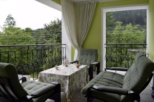 une chambre avec deux chaises et une table sur un balcon dans l'établissement Guest Rooms Waterfall, à Smolyan