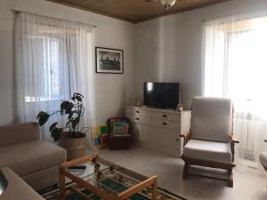 sala de estar con sofá y TV en Casa de Labranza Naz, en Sober