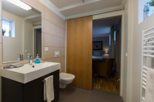 un bagno con lavandino e WC di A. Bernhard Guest House a Keflavík Altre 37 foto