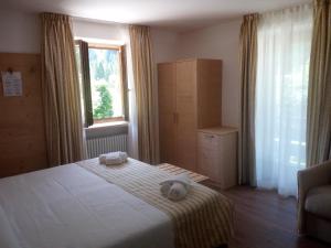 A bed or beds in a room at Hotel Stella Alpina