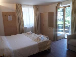 A bed or beds in a room at Hotel Stella Alpina