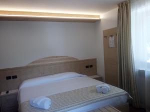 A bed or beds in a room at Hotel Stella Alpina