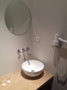y baño con lavabo blanco y espejo. en Hotel Restaurant La Frégate, en La Seyne-sur-Mer