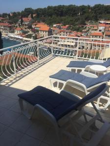 Balkón nebo terasa v ubytování Apartment in Maslinica 70m from the sea