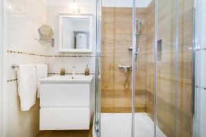 a bathroom with a shower and a toilet and a sink at Long Island Olive Apartment in Sali