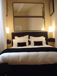 1 dormitorio con 1 cama grande y 2 lámparas en L'Appart 6, en Aix-en-Provence