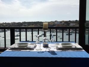 En restaurant eller et spisested på Il veliero blu camere sul porto