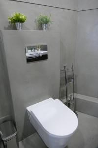 Guest House Eça - Centro Histórico Leiria في ليريا: حمام به مرحاض أبيض ومغسلة