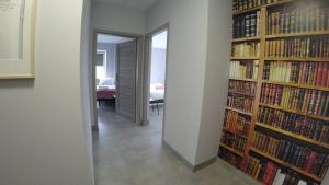 Knižnica v apartmánovom hoteli