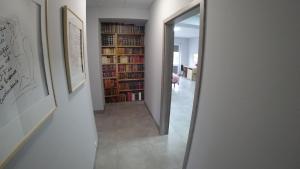 Knižnica v apartmánovom hoteli