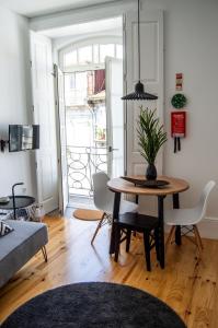 uma sala de estar com uma mesa com uma planta em Douro Virtudes Apartments Historical Center no Porto
